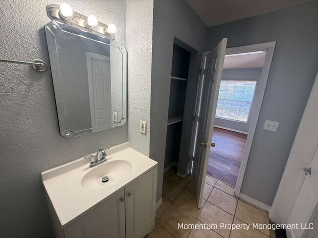 Building Photo - Beautiful, Remodeled 3/2 near BUSCH GARDENS!