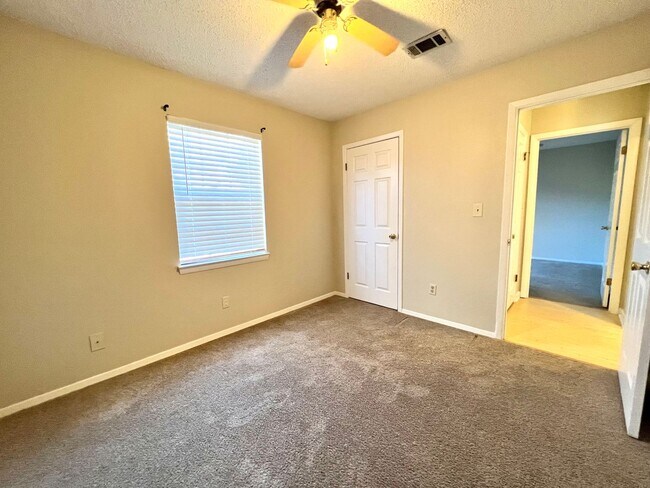 Building Photo - Charming home in Blue Pine Village!