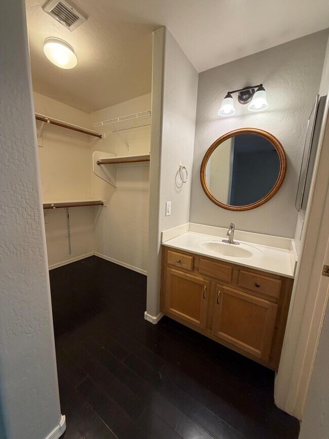 Building Photo - 1945 E Aloe Pl