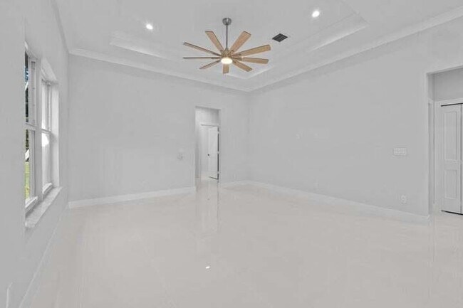 Building Photo - 419 SW Namoit Pl