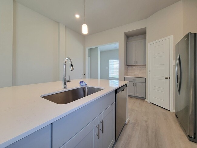 Building Photo - Single-story layout features a bright, open concept living area, dining space, and kitchen. Pebbl...