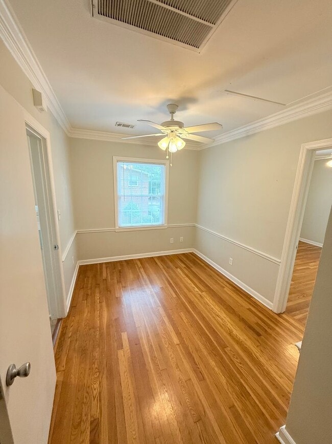 Building Photo - Quaint Upstairs 2 Bedroom