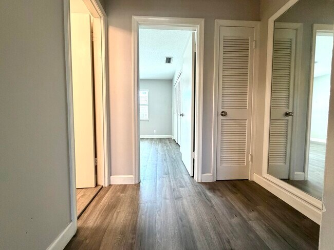 Building Photo - 413 N Cypress Dr