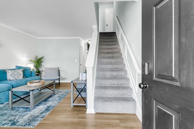 Building Photo - Fully Renovated 2 Bedroom Townhome in a Co...