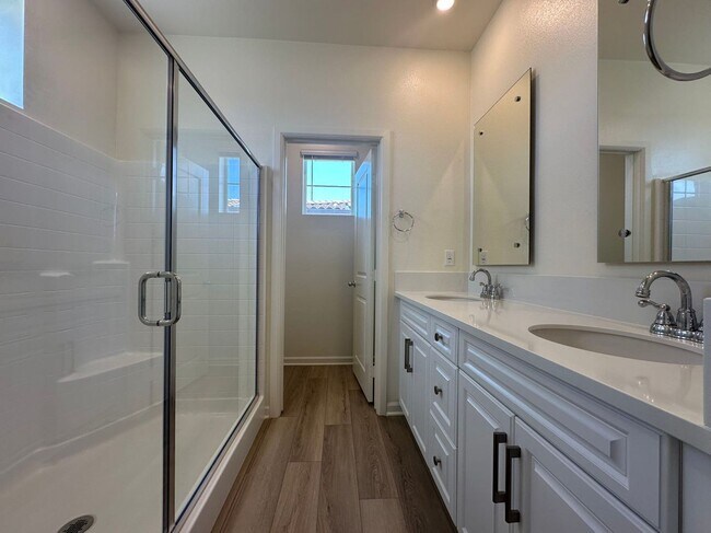 Building Photo - 4 bedroom home for leasing in Chino