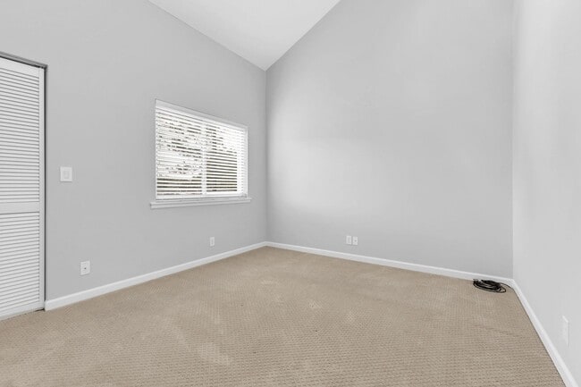 Building Photo - Beautiful Green Hills Townhome With Garage