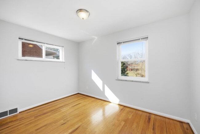 Building Photo - DELHI - Charming Brick Cape Cod 3-4 bed 1.5 bath.