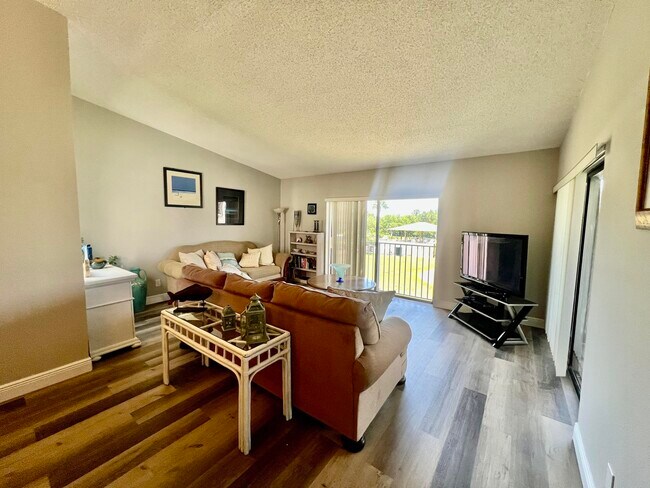 Building Photo - 3209 S Lakeview Cir