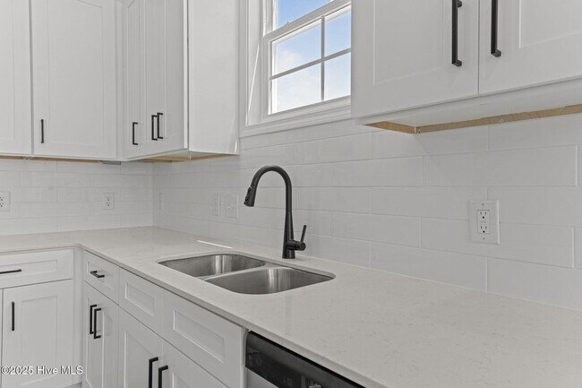 Building Photo - 1001 Tawney Trce