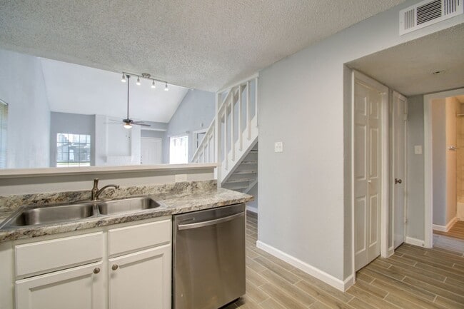 Building Photo - Remodeled 3 Bed / 2 Bath townhome at The B...