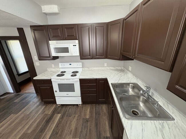 Building Photo - Large Kitchen, Hardwood Floors, Laundry included