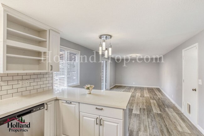 Building Photo - Charming Single-Level Hillsboro Home with Fenced Backyard!