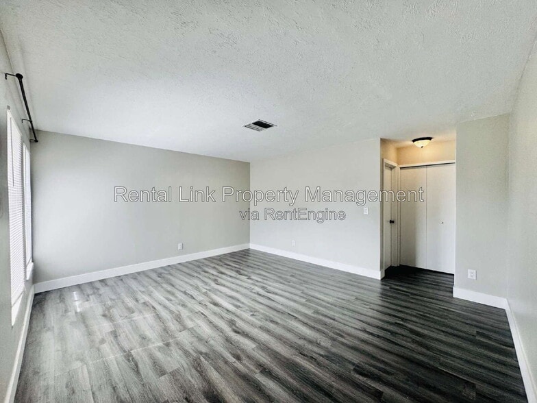 Building Photo - 4107 SE 18th Pl