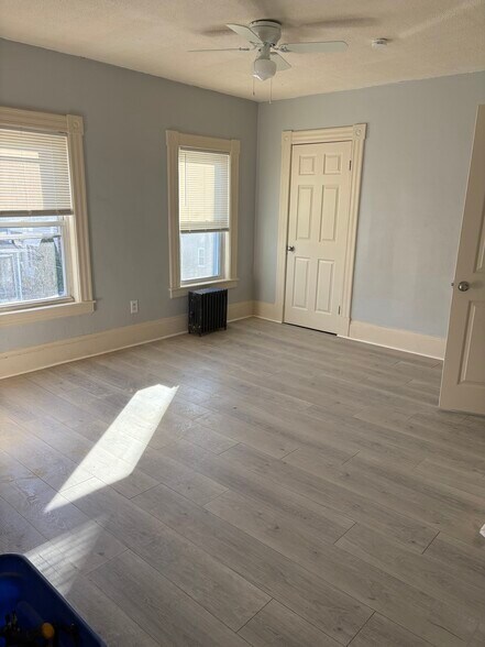 Building Photo - 121 London St