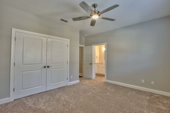 Building Photo - Unbelievable 3 Bedroom 3 Bathroom Upscale Town Home