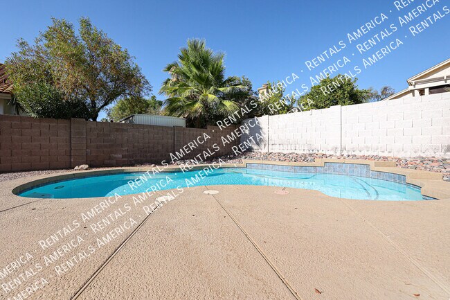Building Photo - 1105 N Quail