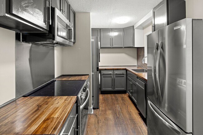 Building Photo - Renovated Cottage - Central West Asheville Location