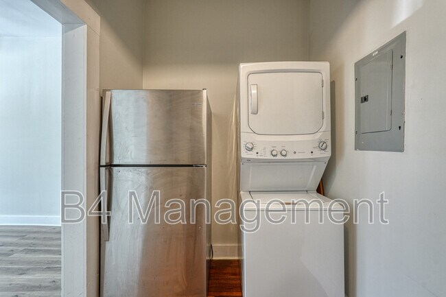 Building Photo - 654 Ravenel St