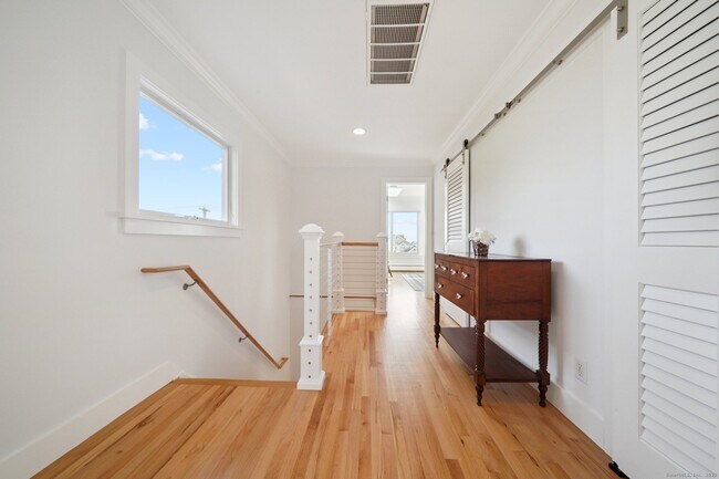 Building Photo - 656 Fairfield Beach Rd