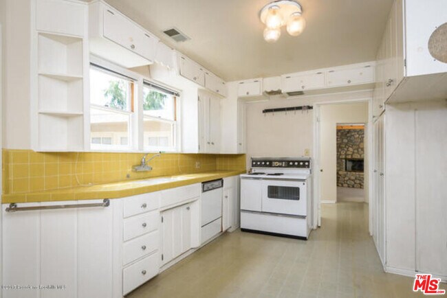 Building Photo - 5249 Escalante Dr