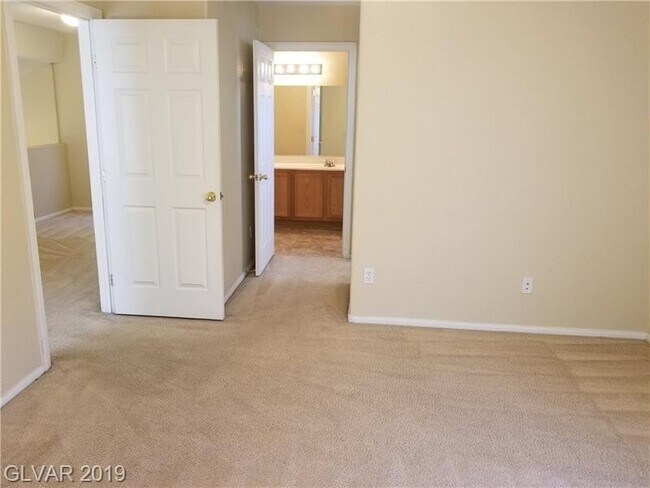 Building Photo - **$350 OFF 1ST MONTH RENT** Centennial Hil...