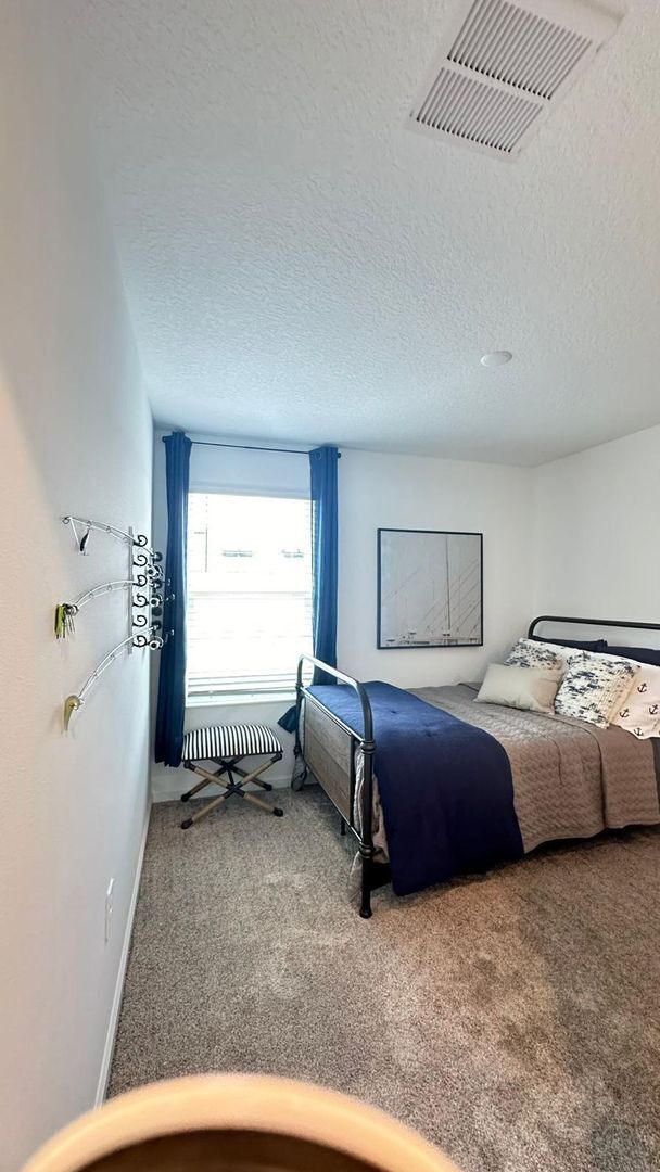 Building Photo - Bright & Open 4 Bed, 2 Bath Residence in Davenport!