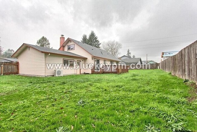 Building Photo - 5 Bed, 3 Bath Home in Orchards with Primary Bedroom on Main
