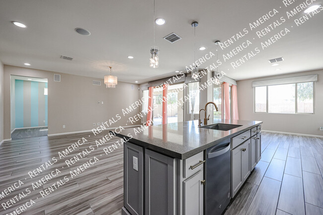 Building Photo - 3090 S Jasmine Dr