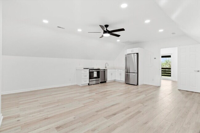 Building Photo - "Spacious 4-Bed Oasis with Guest Suite on Johns Island - Your Dream Home Awaits!"