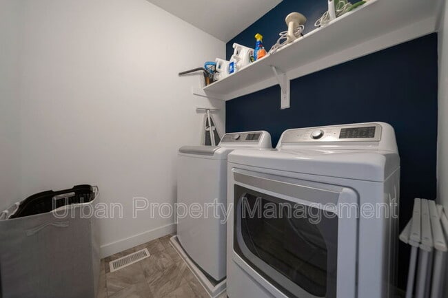 Building Photo - 5659 Coastal Ridge Ln