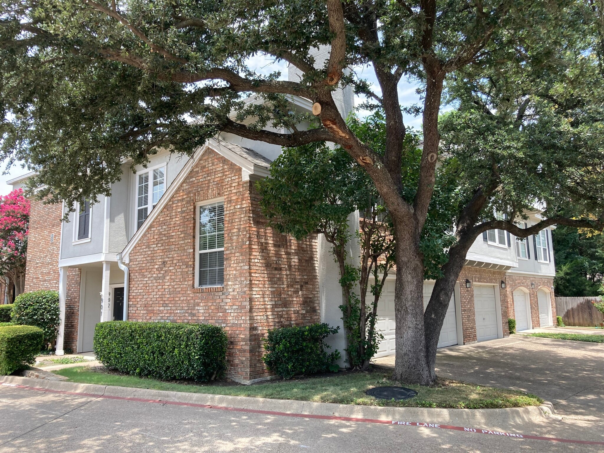 Building Photo - 14400 Montfort Dr
