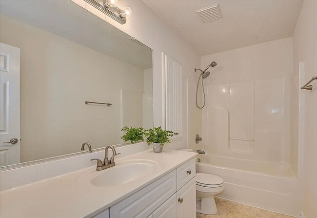 Building Photo - Updated 2 BR, 2 BA Townhome