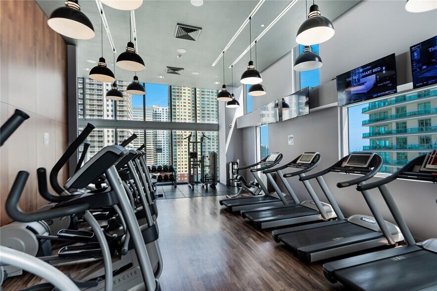 Building Photo - 1300 Brickell Bay Dr