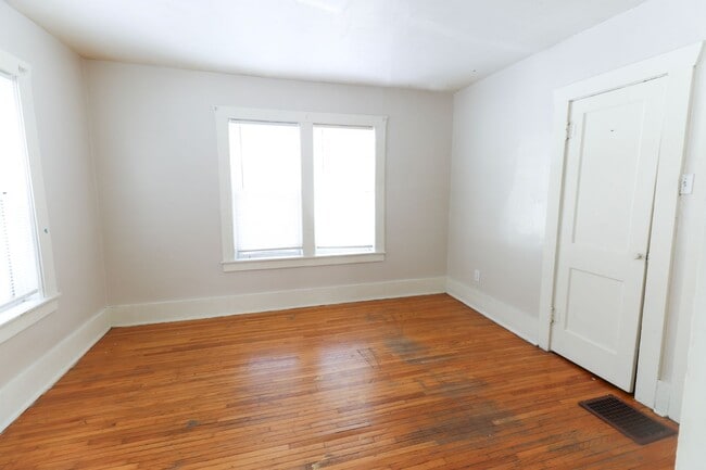 Building Photo - Cozy 2 Bed, 1 Bath!