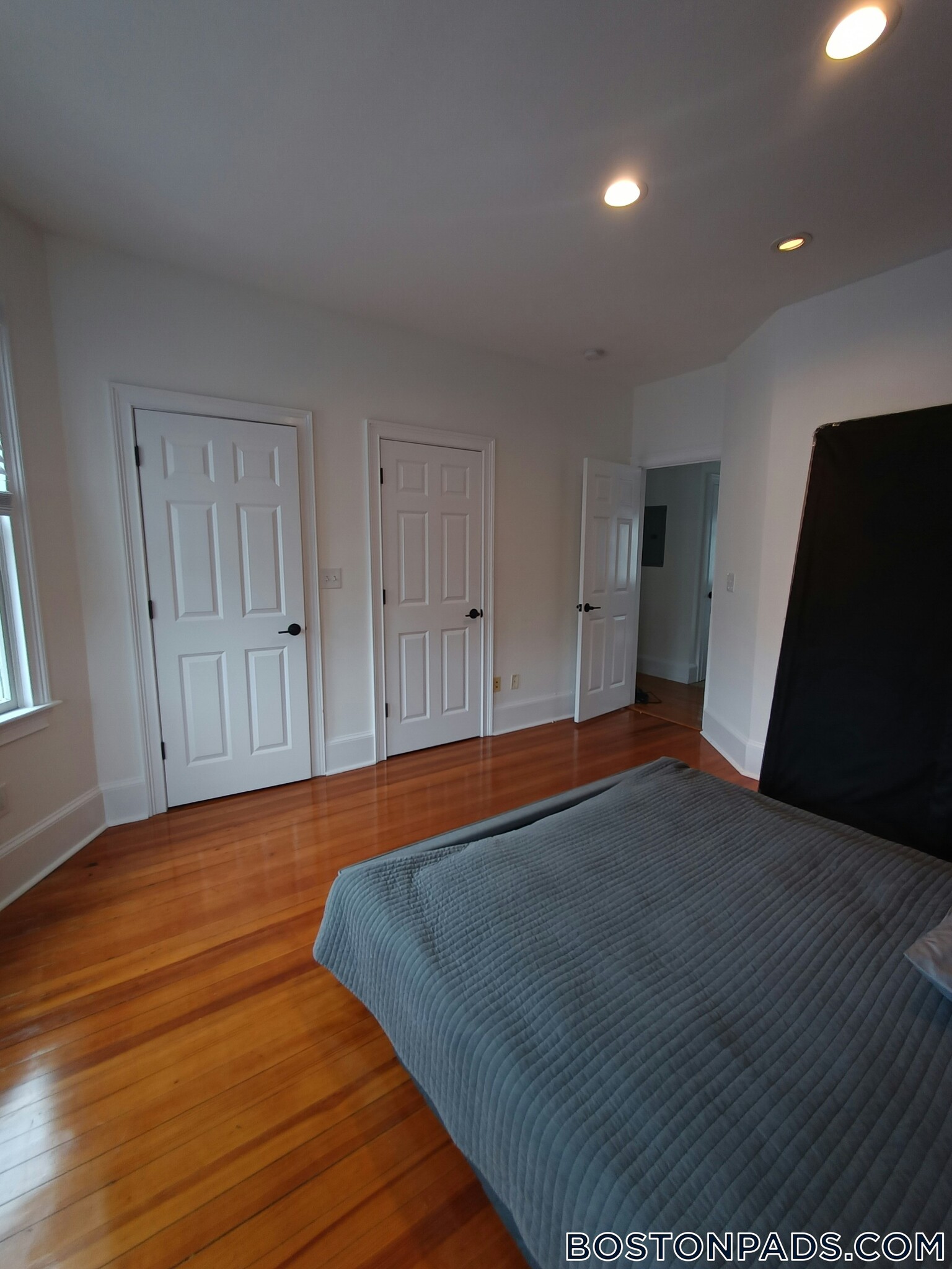 Building Photo - 467 E 8th St