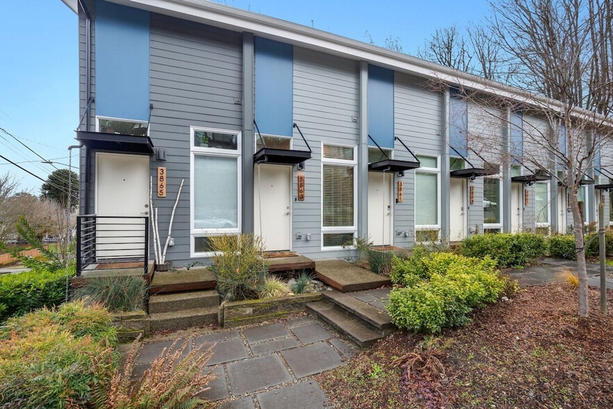 Building Photo - 3843 21st Ave SW