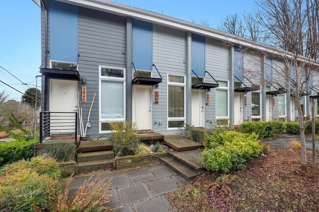 Building Photo - 3843 20th Ave SW