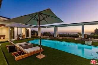 Building Photo - 560 Chalette Dr