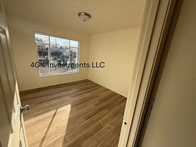 Building Photo - 3302 E Edgecliff Dr
