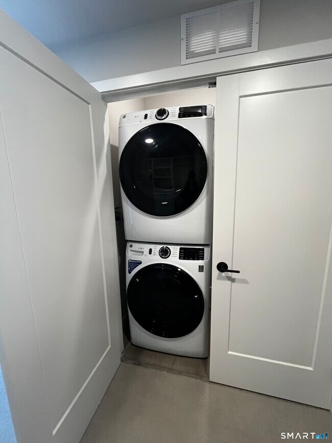 Building Photo - 467 West Ave