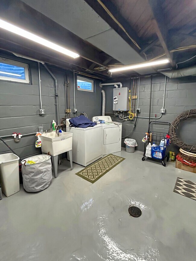 Building Photo - Charming 3-bedroom, 1-bath home in Oakdale, PA!