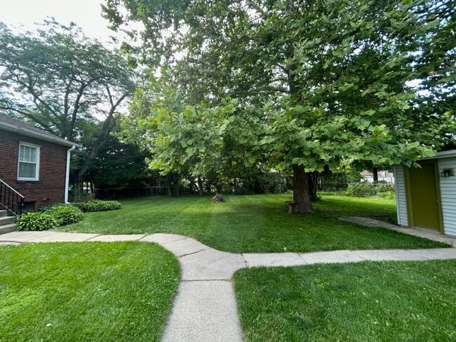 Building Photo - 994 Greenview Ave