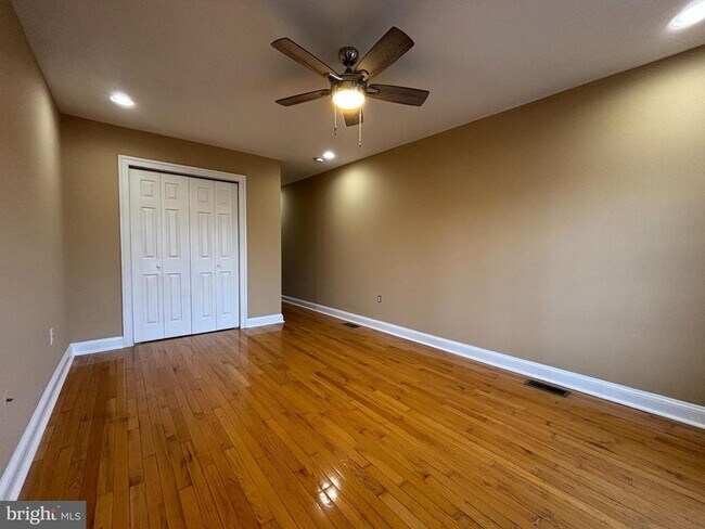 Building Photo - 1122 W Hamburg St