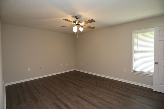Building Photo - 203a Courtney Way