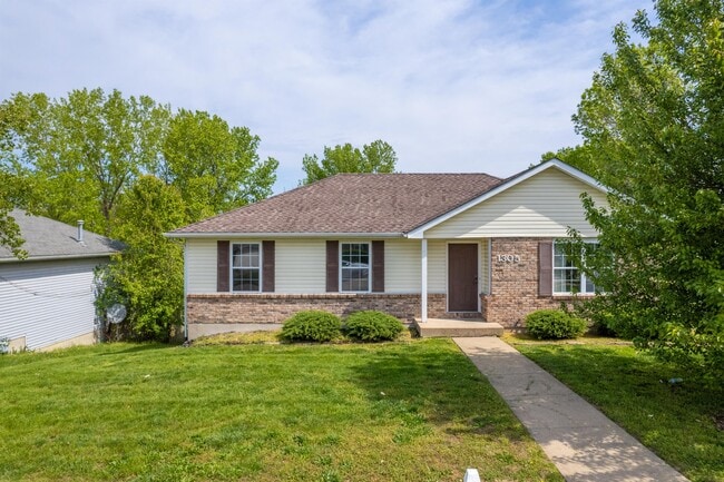 Building Photo - 1305 E Omaha Ct