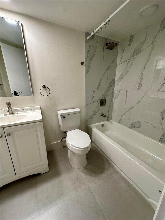 Building Photo - 450 Commodore Dr