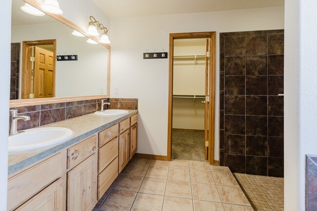 Building Photo - Spacious 4 Bedroom 2 Bath Home near Shopping