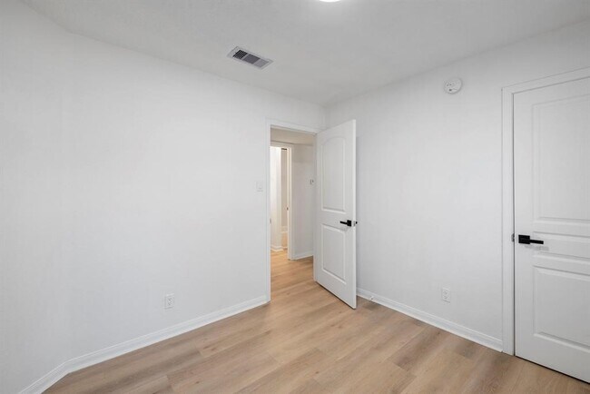 Building Photo - 700 Lyle W Ave