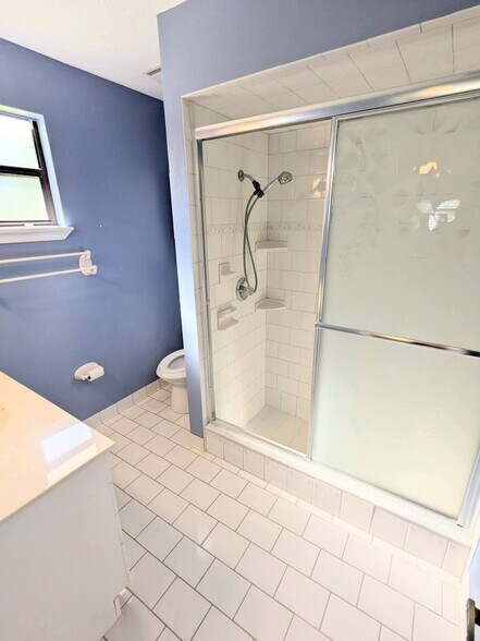 Building Photo - 945 Bramble Bush Cir W