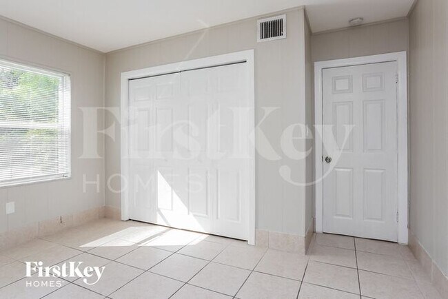 Building Photo - 530 S 28th Ave